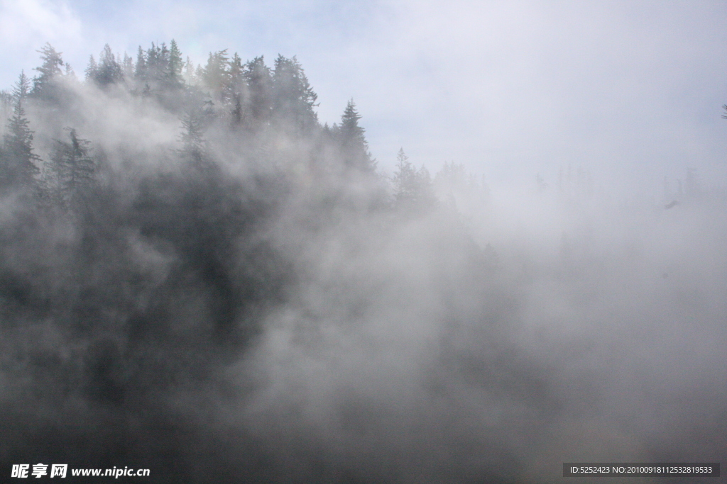 雾气缭绕的山峦