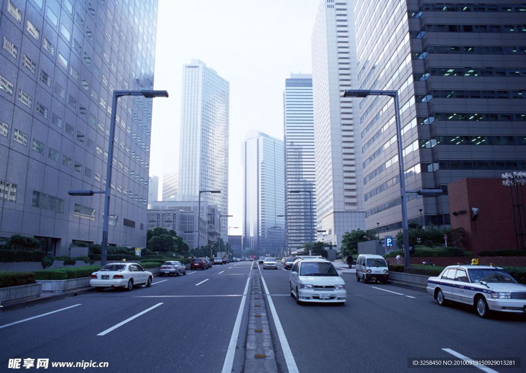 汽车 道路 高楼大厦