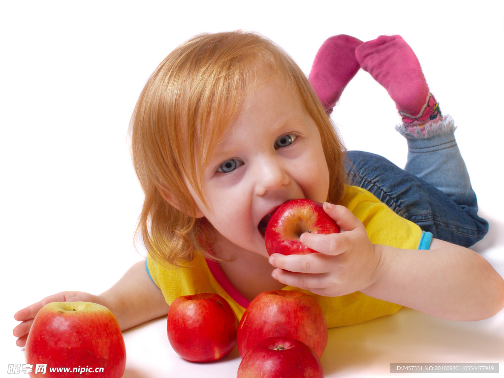 吃苹果的小女孩 苹果