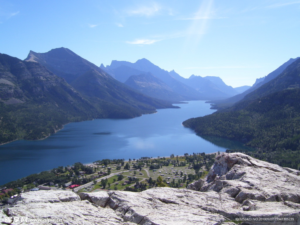 山间湖泊美景