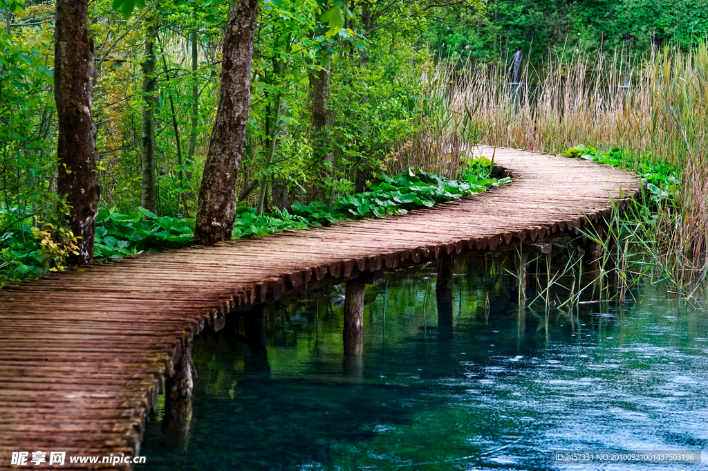 漂亮的风景 木桥 河水 影楼背景