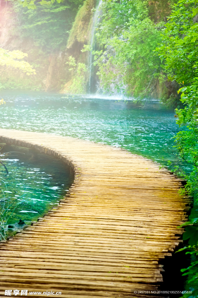 美丽风景线 木桥 湖水 影楼背景