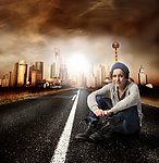 都市女孩 坐在公路上听音乐的女孩