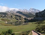 山间湖泊景色