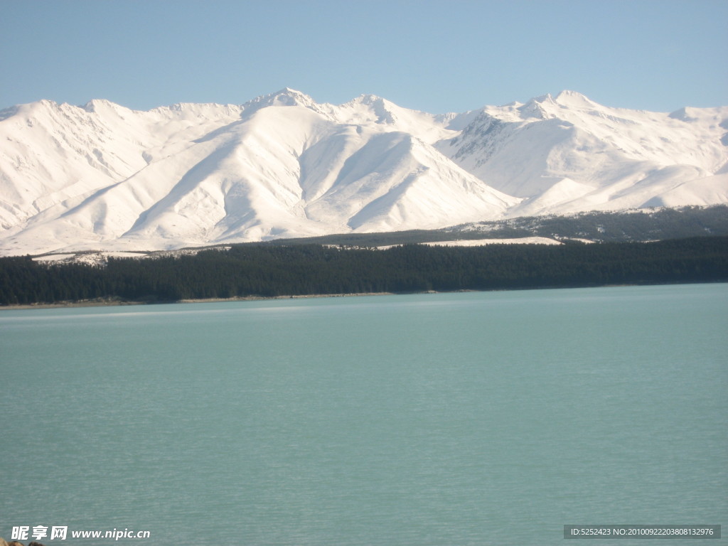 雪山湖泊风光