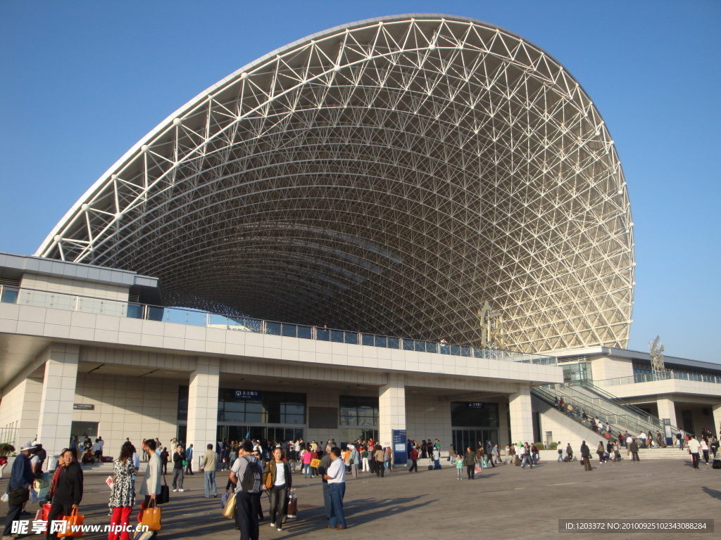 艺术馆 游客 风格建筑