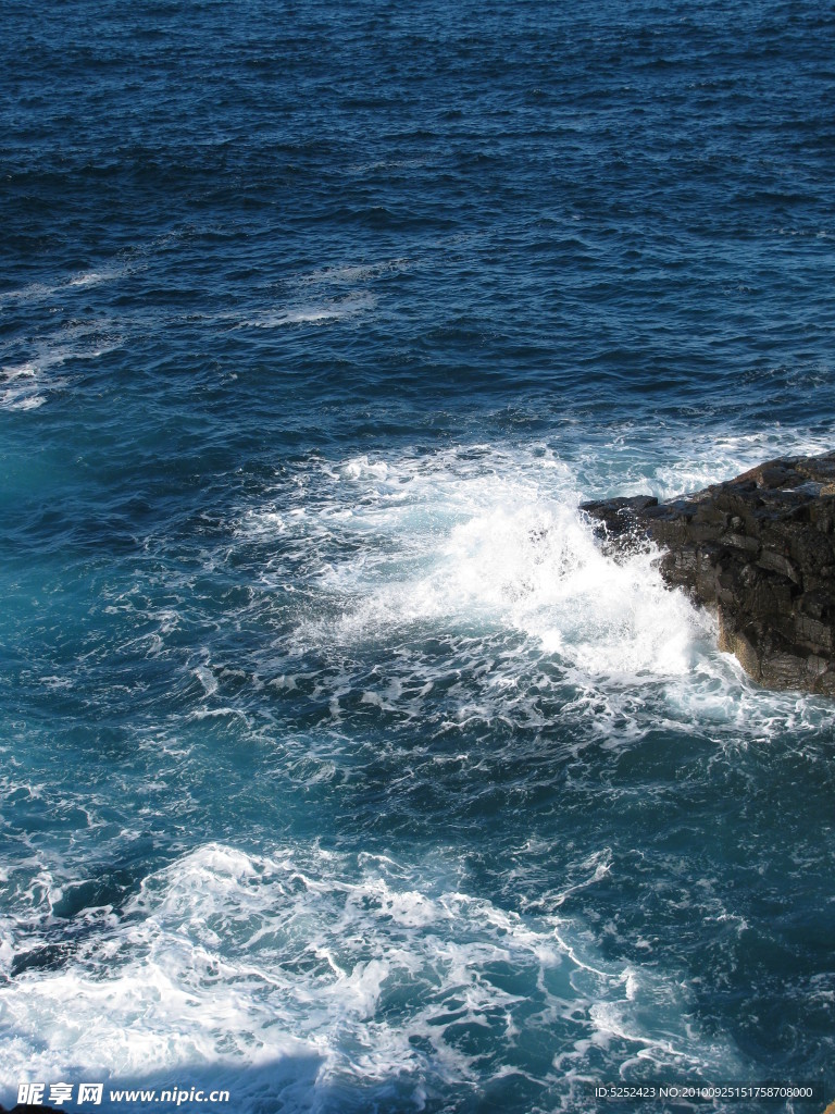碧蓝的海浪