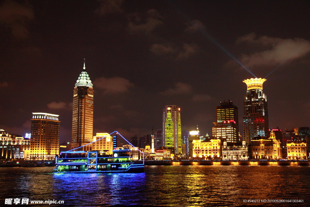 流光溢彩的外滩夜景