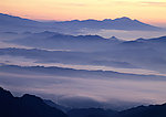 朝霞群山