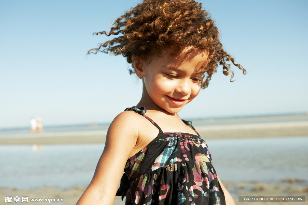 沙滩上快乐的小女孩