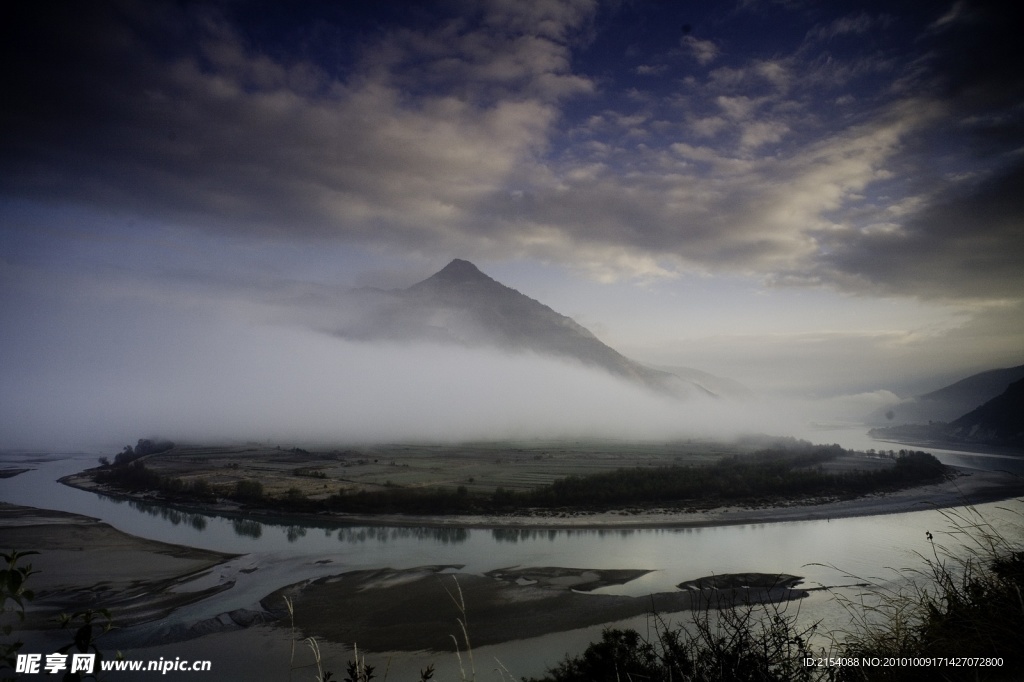 白云围绕独山风景