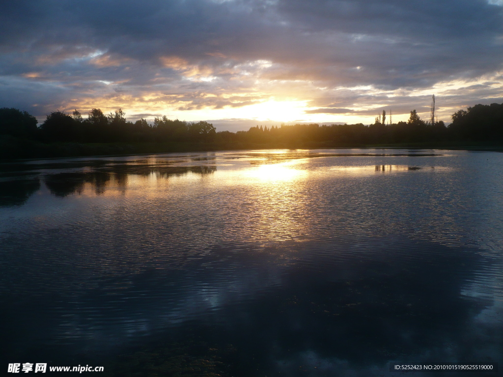 夕阳湖景