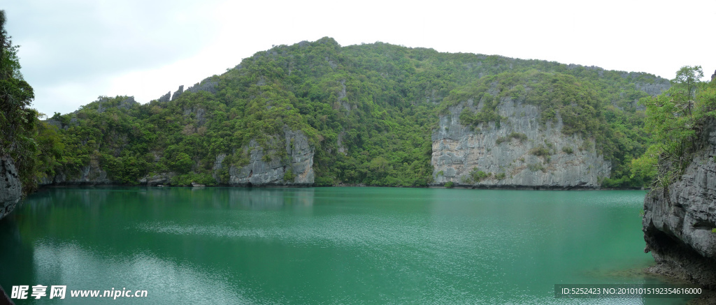 山间湖泊