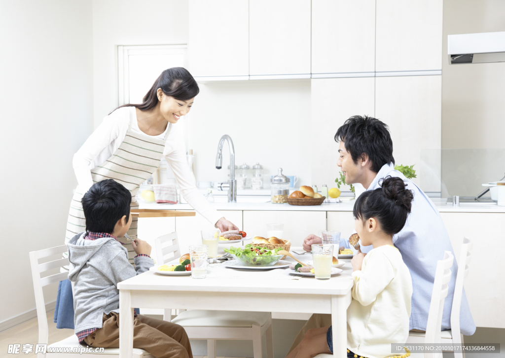一家人用餐
