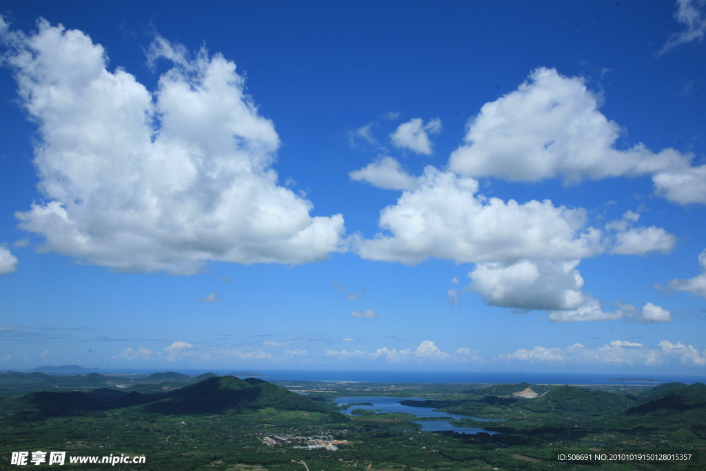 云蒸雾霭山海远景