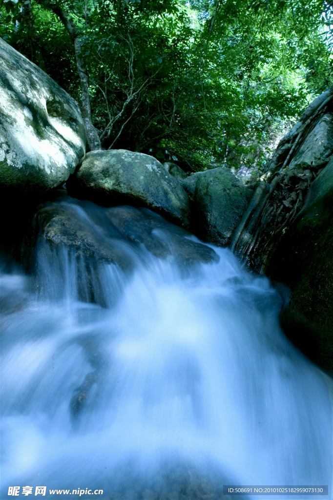 山高水长呀诺达雨林