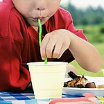 喝饮料的小男孩