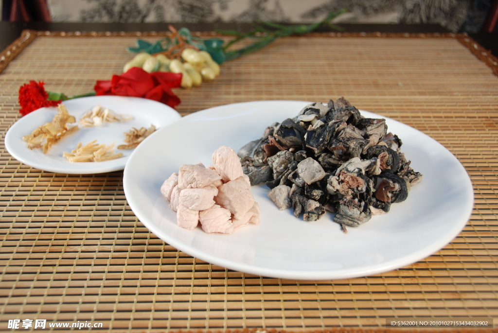 药膳炖乌鸡