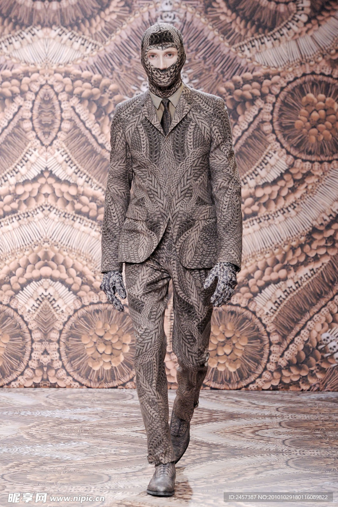 2010秋冬 Alexander McQueen发布会高清大图