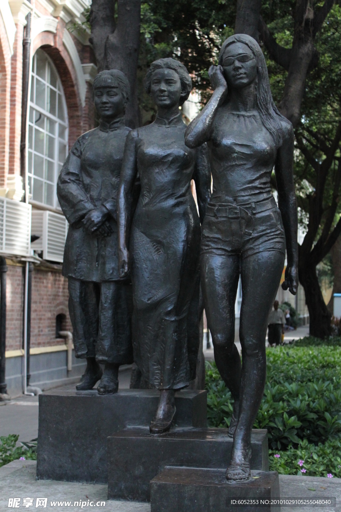 时代女性雕塑