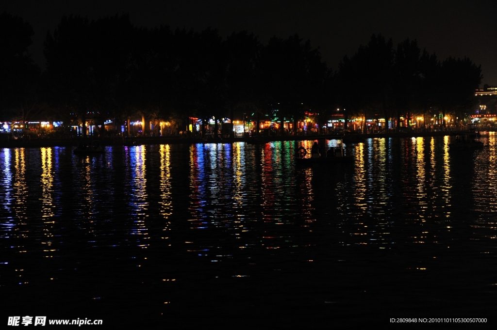 高清晰北京后海河边酒吧夜景