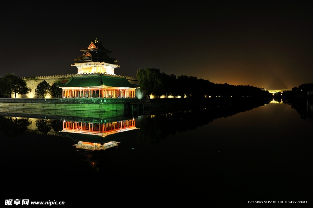 高清晰北京故宫八角楼护城河夜景