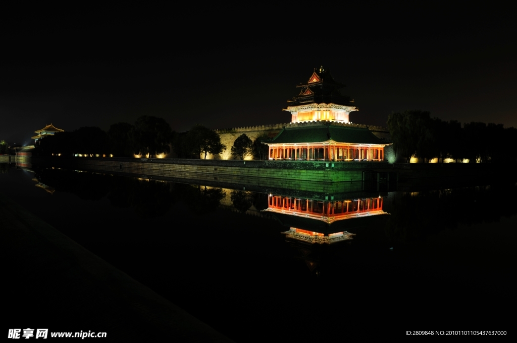 高清晰北京故宫八角楼护城河夜景