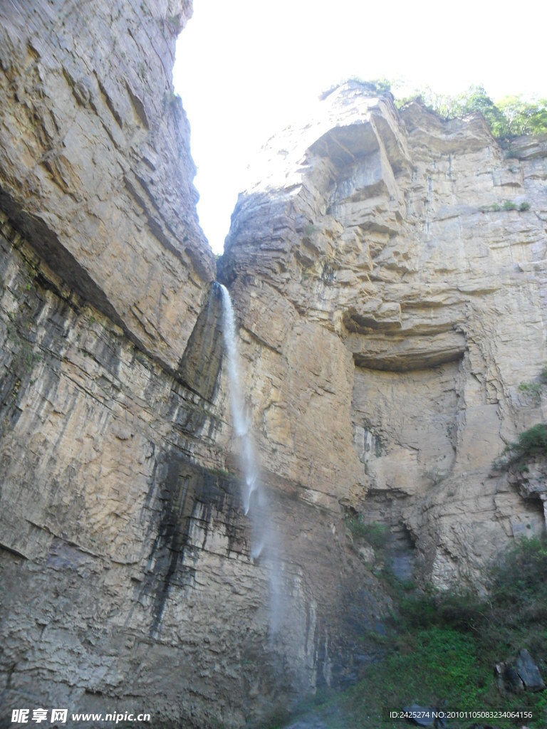 关山红石峡溪水