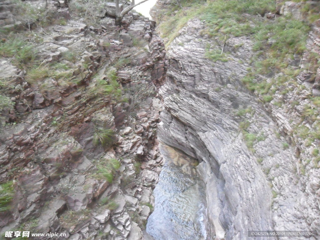 关山红石峡溪水