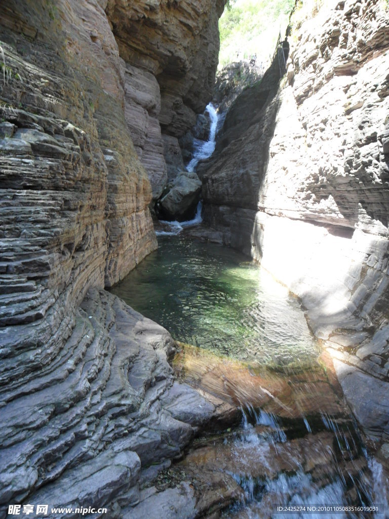 关山红石峡溪水