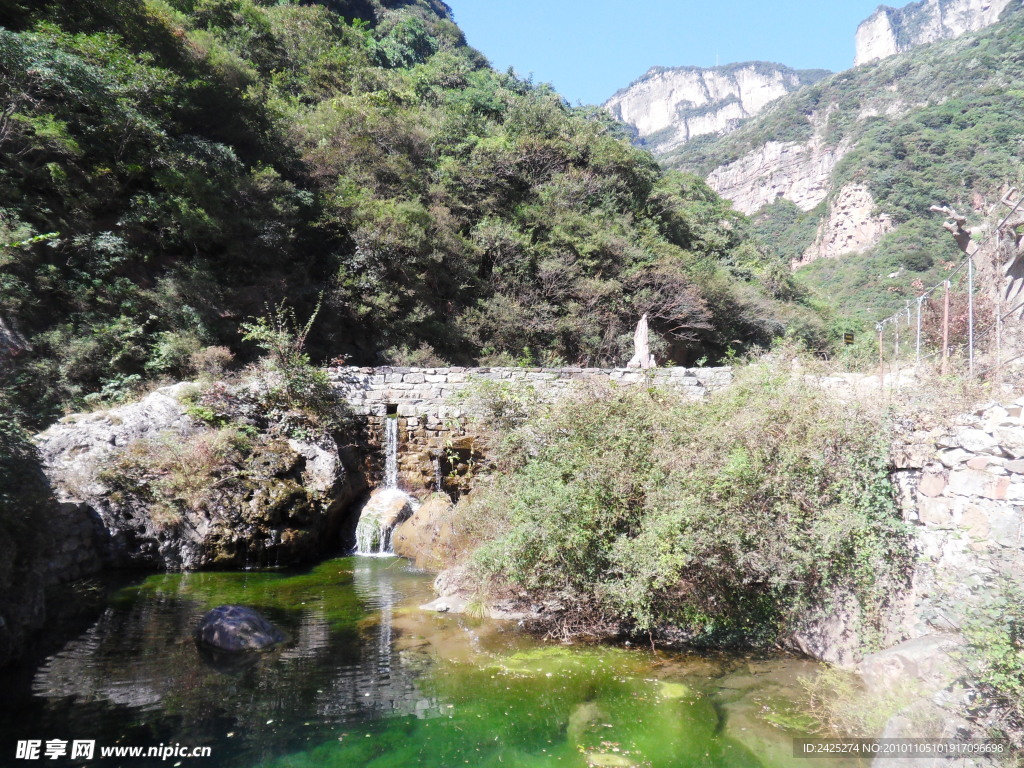 关山红石峡溪水