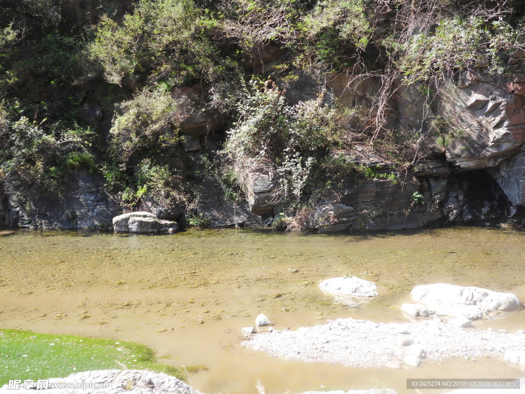 关山红石峡溪水