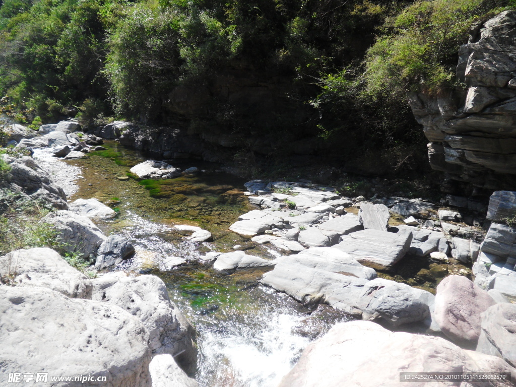 关山红石峡溪水