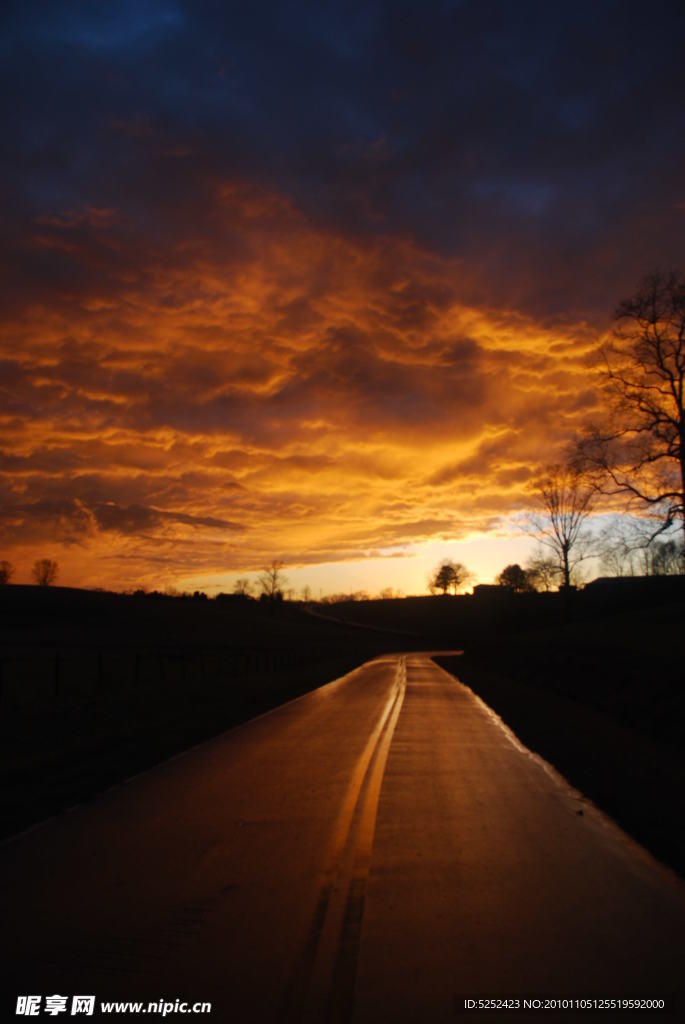 夕阳下的公路