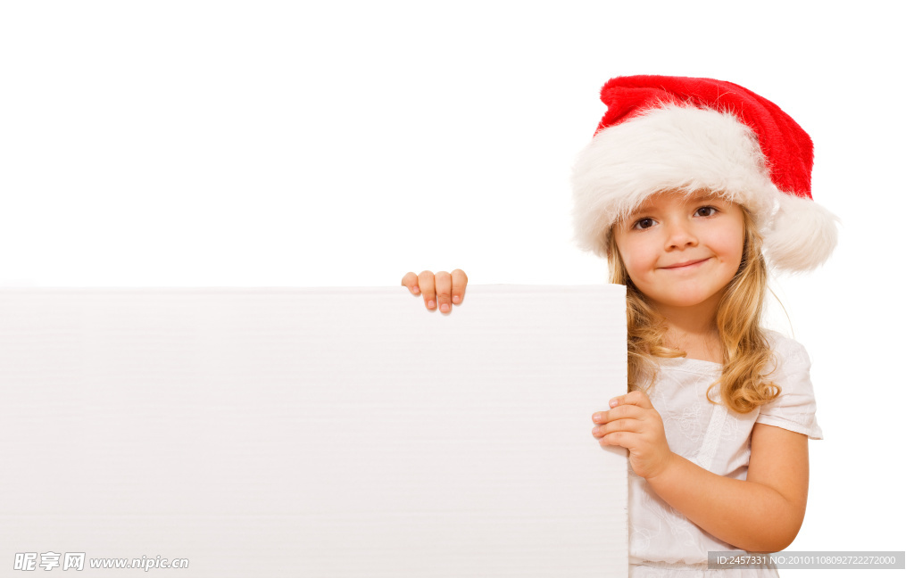 扶着空白广告牌带圣诞帽的可爱小女孩