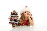 趴着手拿圣诞树带着圣诞帽的小女孩