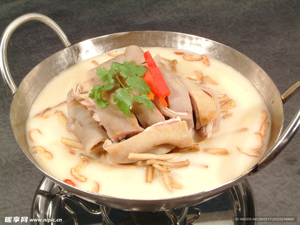 镬仔茶树菇煮羊仔肉