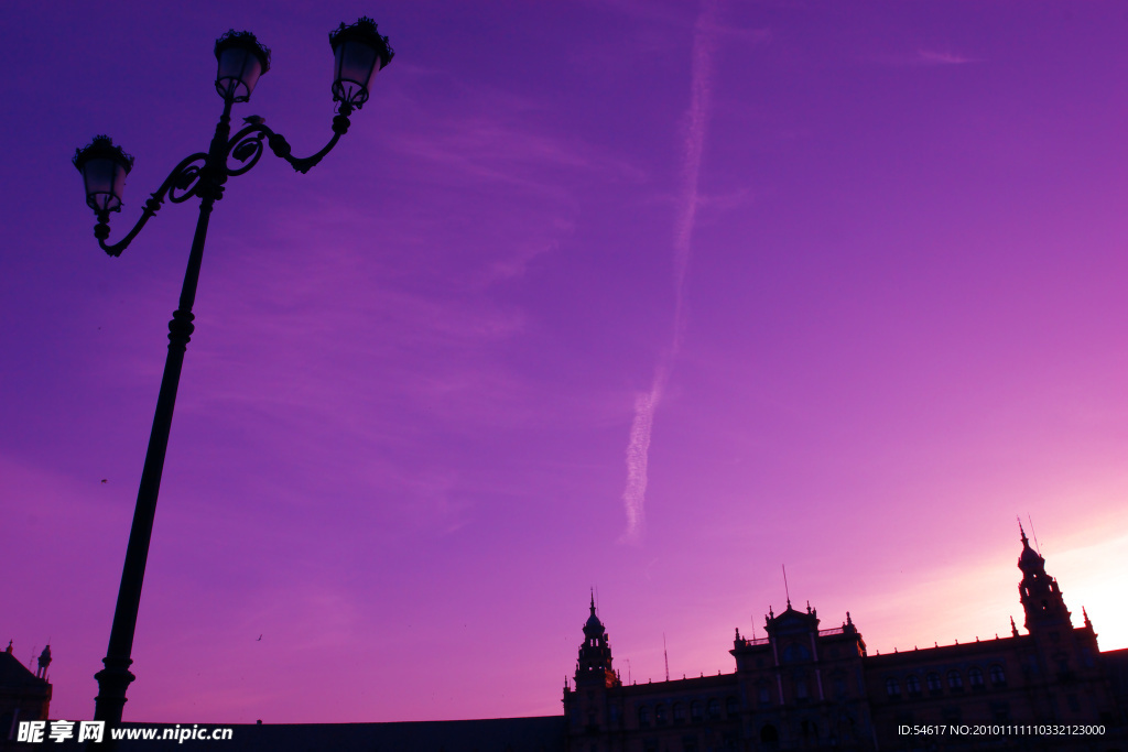 紫色天空下的城堡
