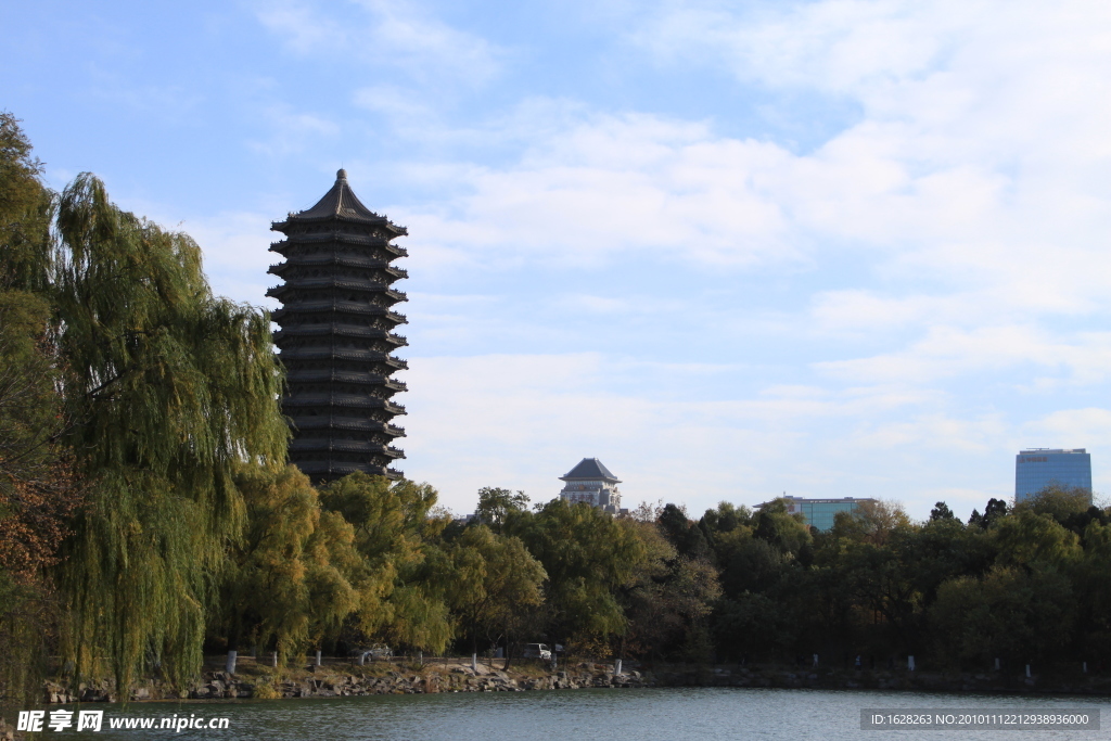 北京大学未名湖博雅塔