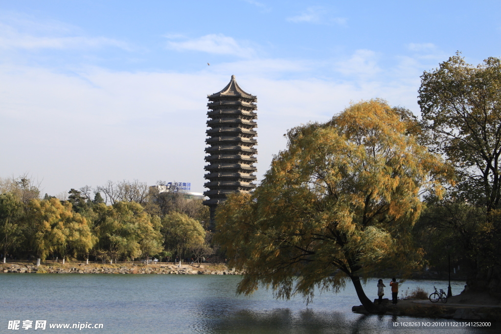 北京大学未名湖博雅塔