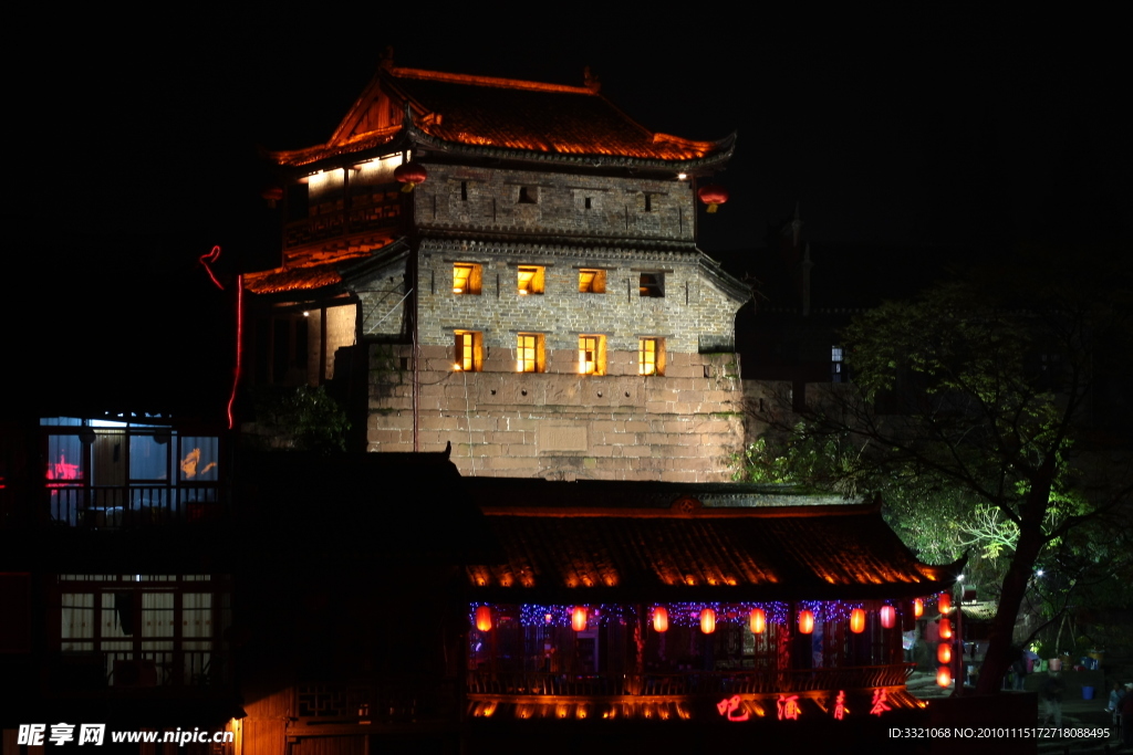 凤凰江边小楼夜景