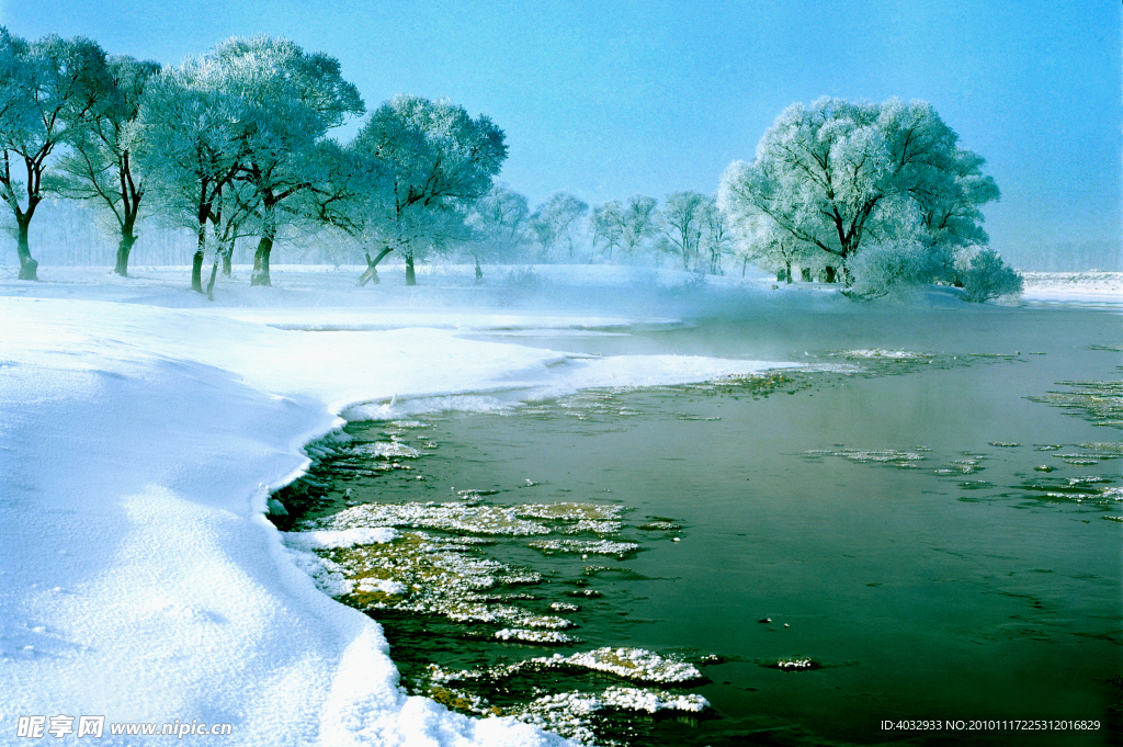 湖边雪景