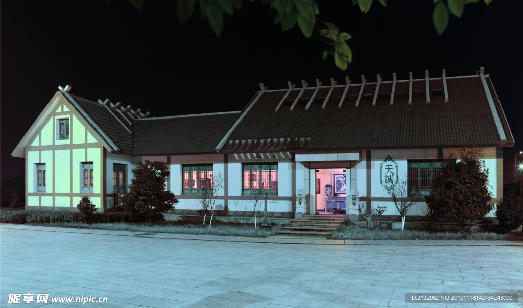 江边公园的温馨园林建筑
