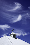 白屋顶上风驰幻化的云 澳大利亚田园风光