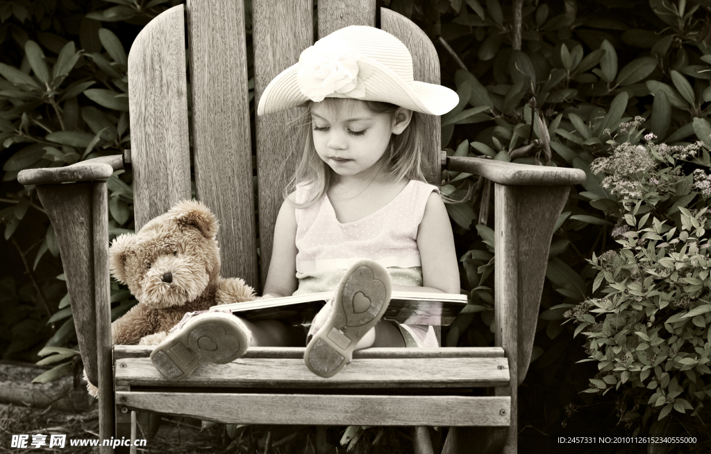 坐着看书的小女孩
