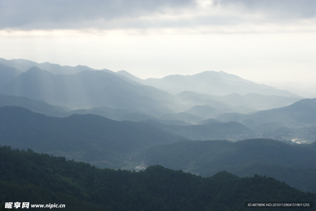 早晨雾山