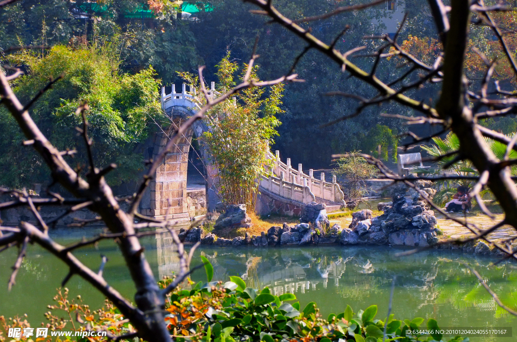 小桥碧水