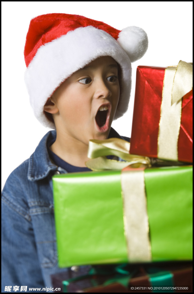 带圣诞帽冲着礼盒呼喊的小男孩