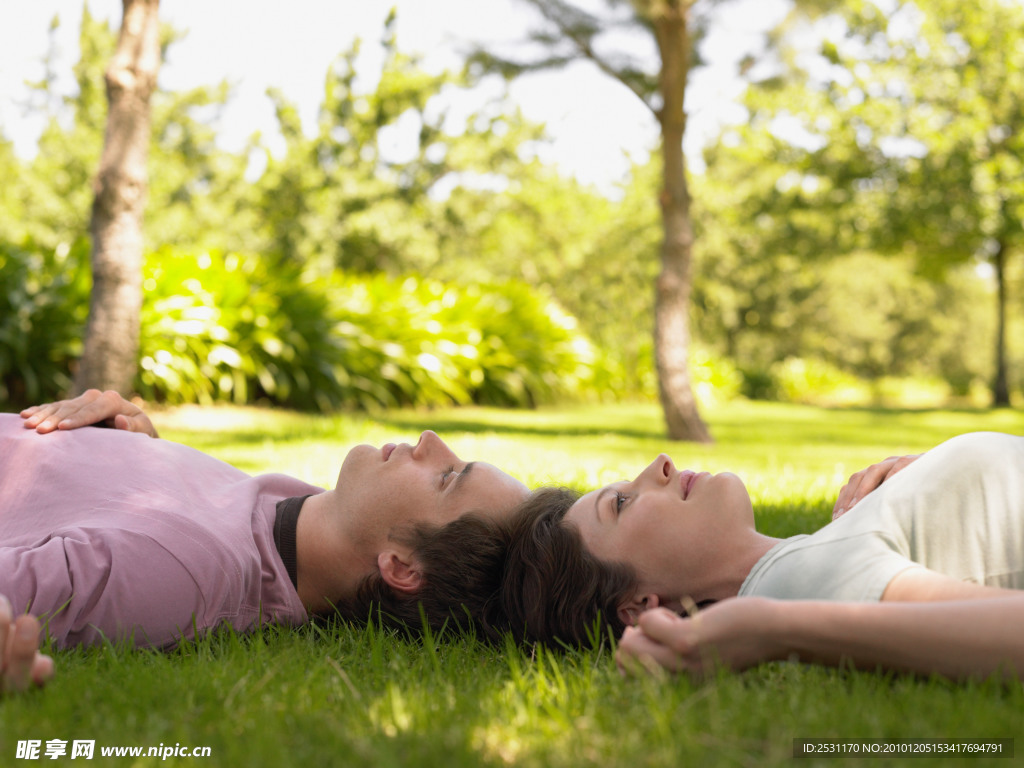 躺在草地上的情侣