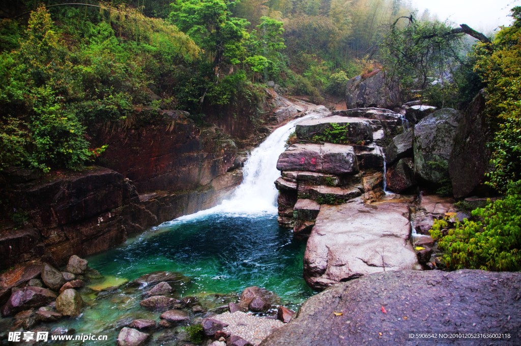 山间流水